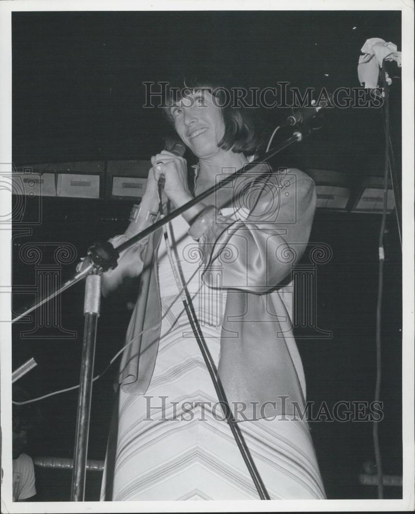 Press Photo Margo St. James head of Coyote Talking On Hookers Lobby Counter Conv - Historic Images