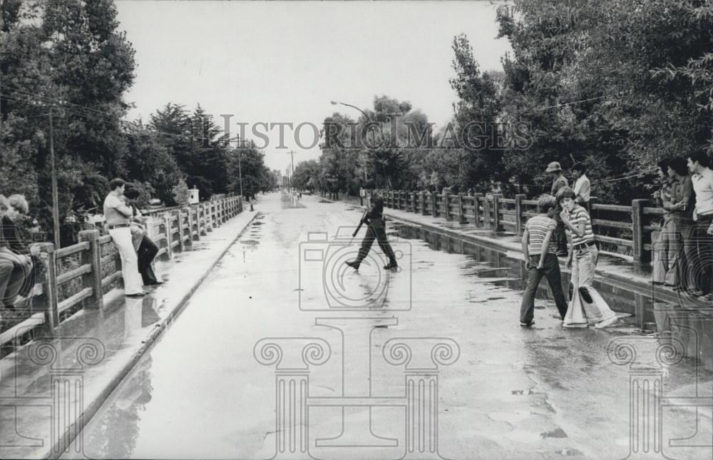 1974 Press Photo Argentine roads being patrolled after an attack - Historic Images