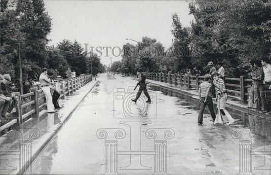 1974 Press Photo Argentine roads being patrolled after an attack - Historic Images