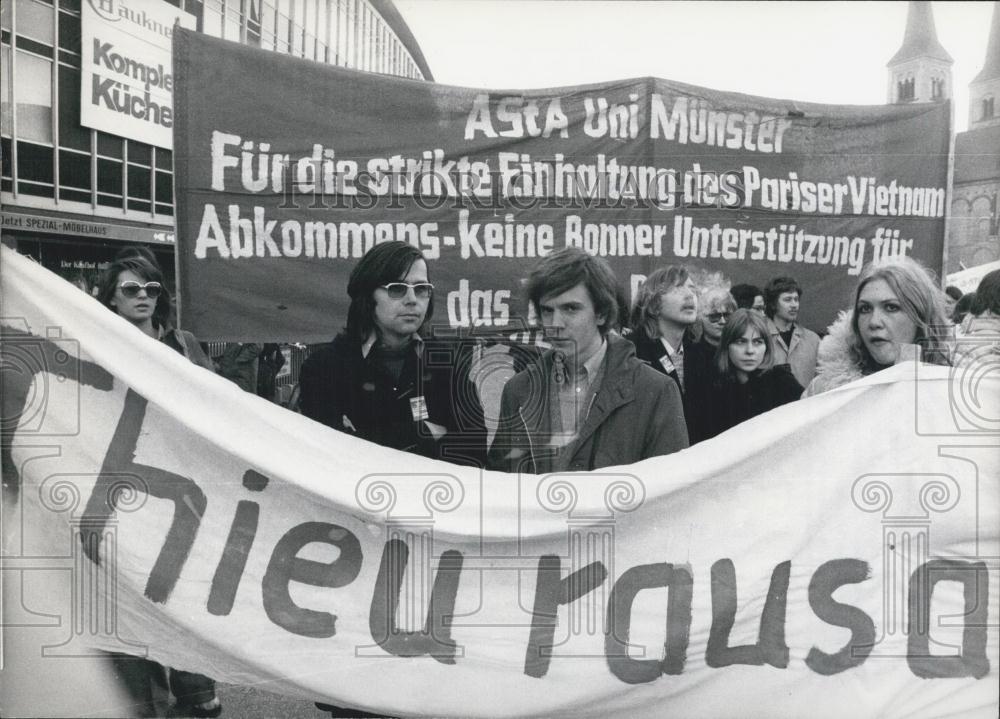 1973 Press Photo Demonstration Against Vietnam-War In Bonn - Historic Images