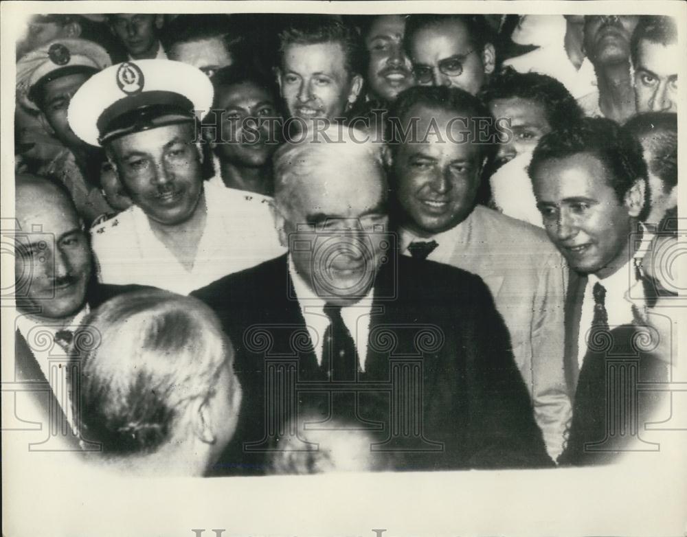 1956 Press Photo Mr. Menzies Arriving Cairo - Historic Images