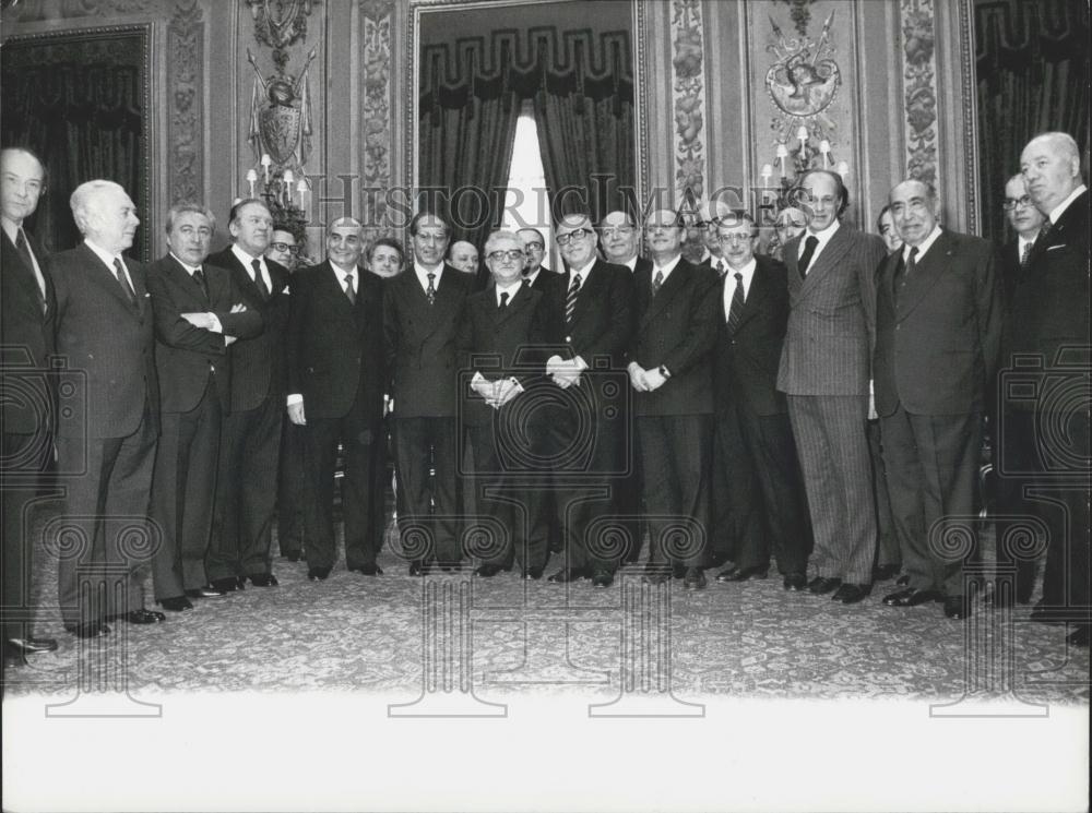 1974 Press Photo Ministers &amp; Prime Minister N. Rumos posing with the Pres Leone - Historic Images