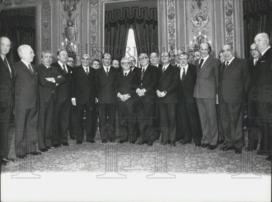 1974 Press Photo Ministers & Prime Minister N. Rumos posing with the Pres Leone - Historic Images