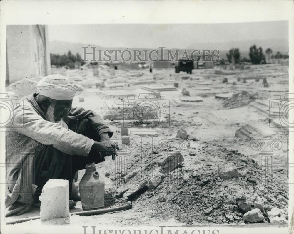 1960 Press Photo Graveside of his Daughter - Killed in Lar Earthquake - Historic Images