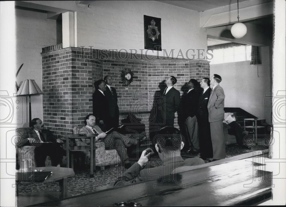 Press Photo Students Relax In College Lounge During Break - Historic Images