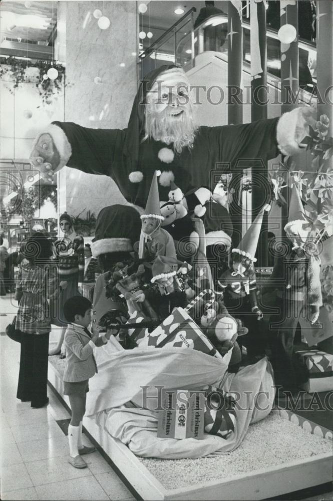 1974 Press Photo Santa Clause In Tokyo Department Store - Historic Images