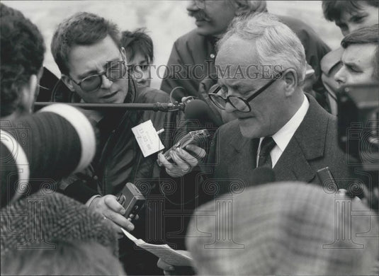 1988 Press Photo Philip Mackie Speaker Buckingham Palace Royal Ski Tragedy - Historic Images