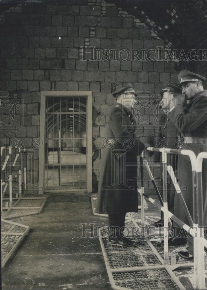 1963 Press Photo East Berlin police build new passage between West & East Berlin - Historic Images