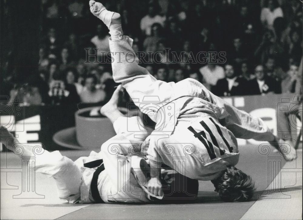 1973 Press Photo Judo World Championships Nomura Hotger Fight Lausanne - Historic Images