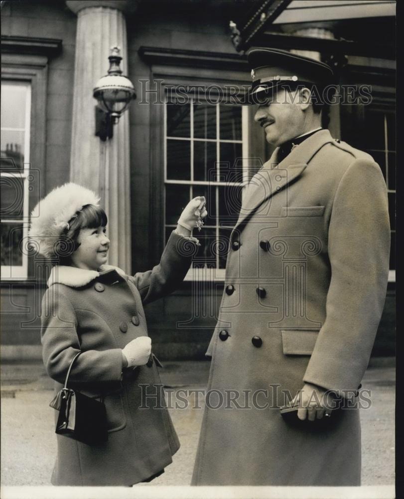 1967 Press Photo Capt Anthony Russel With Daughter To Recv MBE From Qn - Historic Images