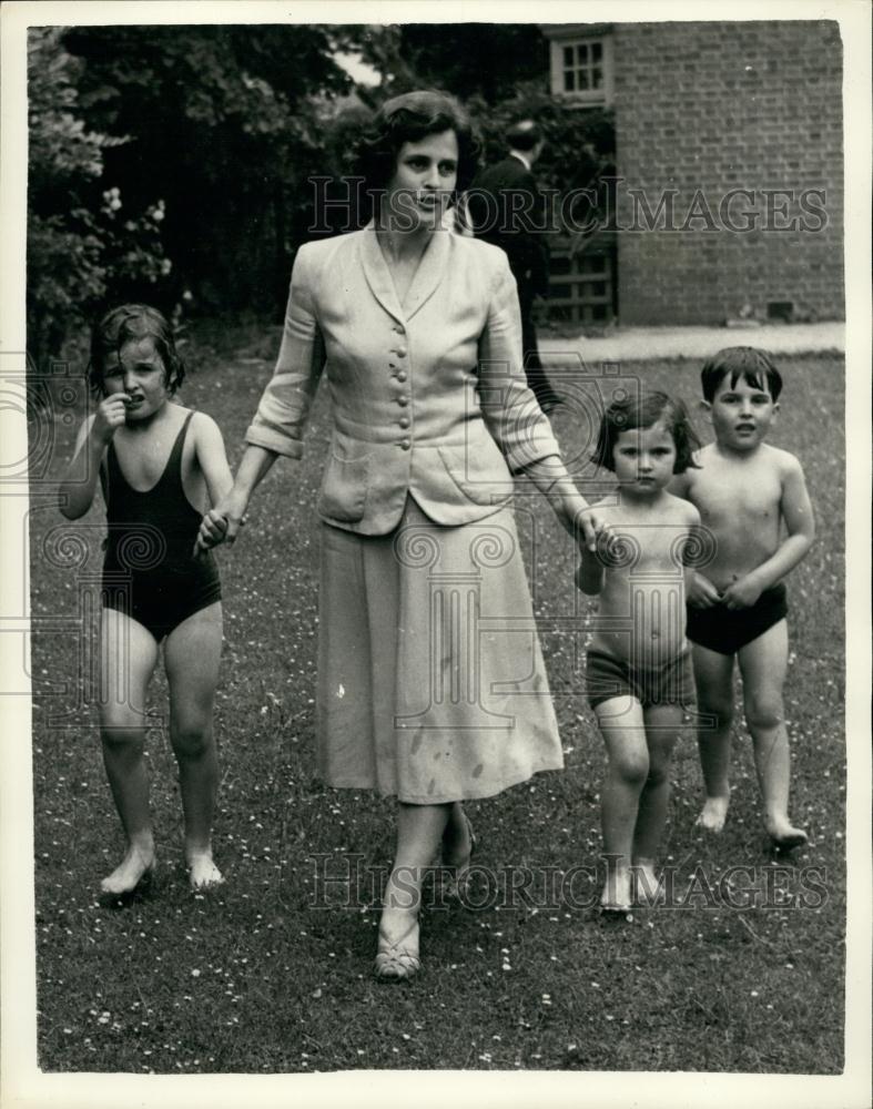 1957 Press Photo Mrs. Catherine Stevens and 3 of her children - Historic Images