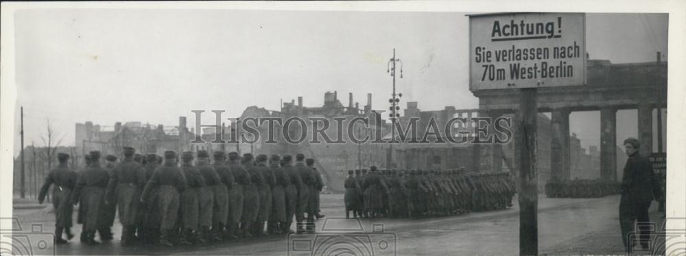 1953 Press Photo Soviet soldiers - Historic Images