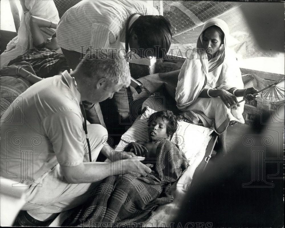 Press Photo Doctor Stewart Clarke Attending To Child Patient Want Hospital - Historic Images