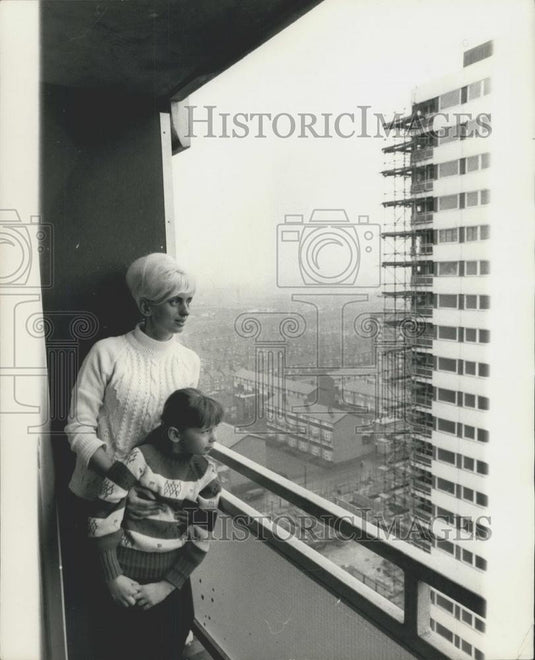 1969 Press Photo Mrs. Ingeboug Paine & daughter Diane to move to new bldg - Historic Images