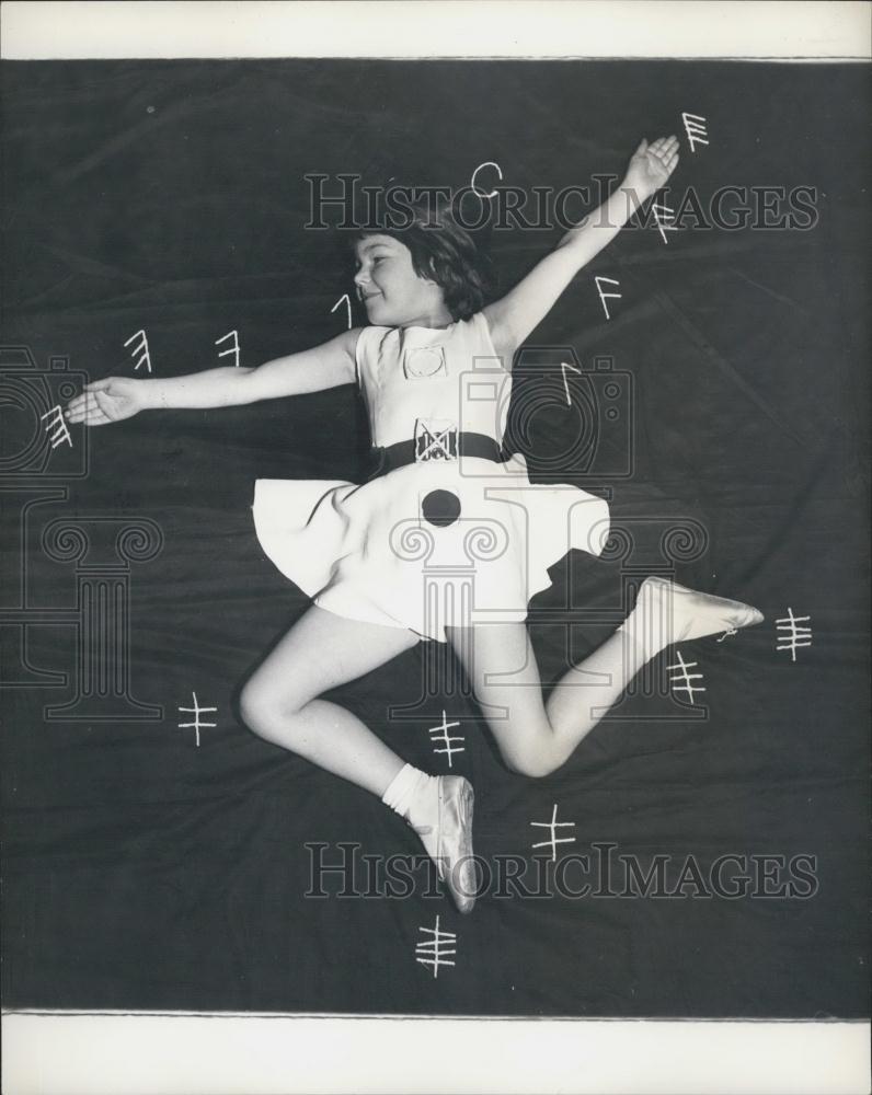 Press Photo Caroline Davis uses her body as an illustration in conjunction with - Historic Images