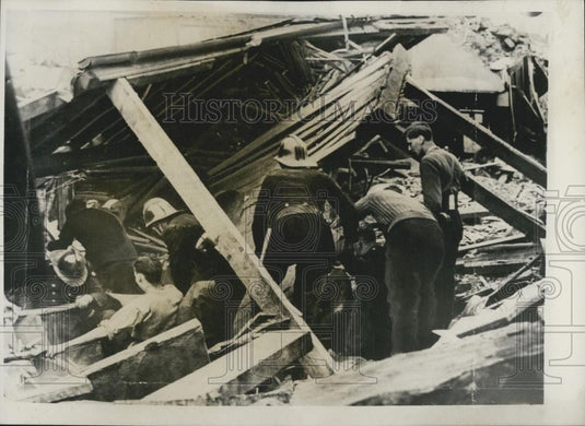 1953 Press Photo Three Feared Dead As Homes Sink Into Rail Tunnel Near Mancheste - Historic Images