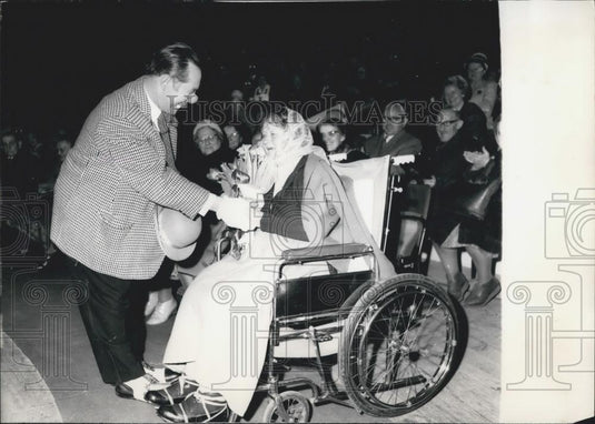 1964 Press Photo Krone Circus Clown Peter Bento Gives Flowers To Anna Schweizer - Historic Images