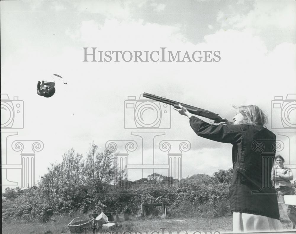 1976 Press Photo Woman Takes Pot Shot Off Husband Bowler Hat At W London Grounds - Historic Images