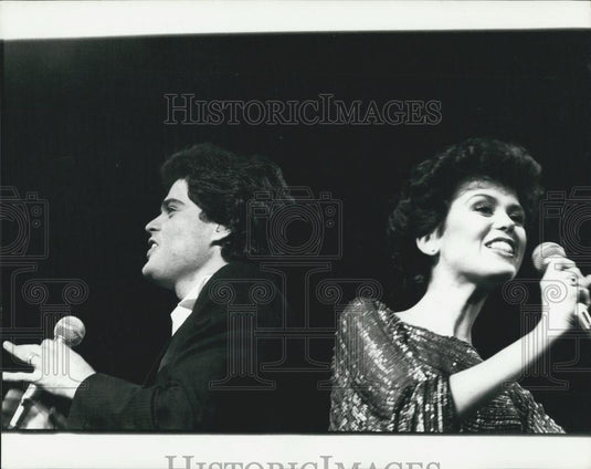 Press Photo Donny and Marie Osmond sing a duet during a concert in London - Historic Images