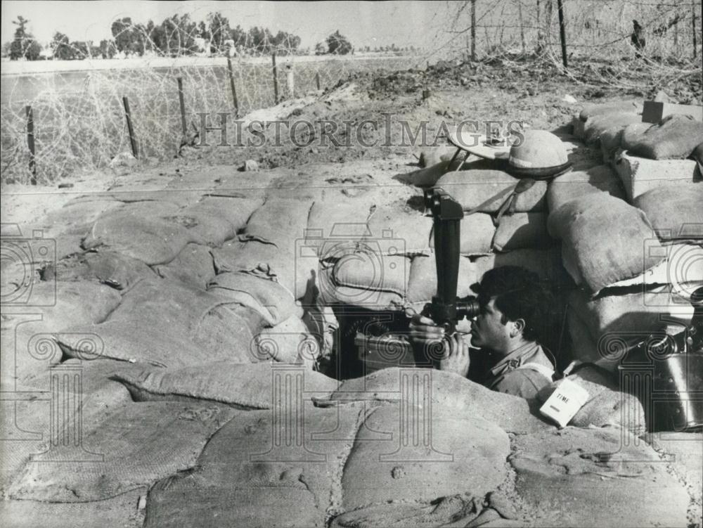 1970 Press Photo Israel Soldier In Bunker During Quiet Time - Historic Images