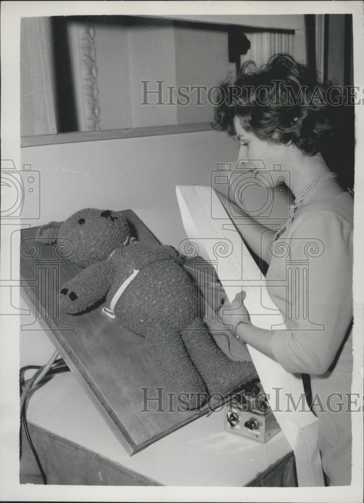Press Photo Physical Society Exhibition of Scientific Instruments And Apparatus - Historic Images