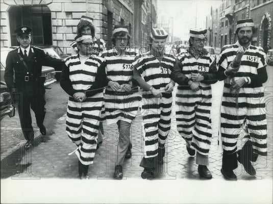 1972 Press Photo Demonstrators Wearing Prisoner Outfits Palace Senate Rome Itlay - Historic Images