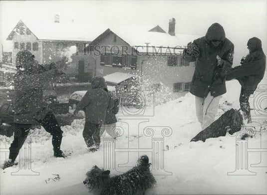 1989 Press Photo Snowball Fight, Switzerland - Historic Images