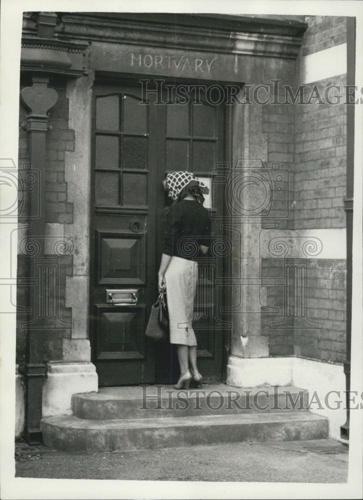 1957 Press Photo Lady Jane Vane-Tempest-Stewart Visits Paddington Mortuary - Historic Images