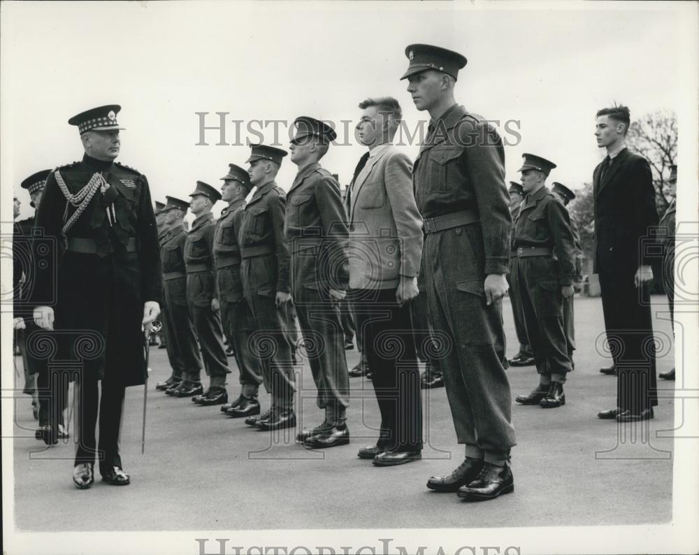 1954 Press Photo Duke Of Gloucester Inspects Guards - Historic Images