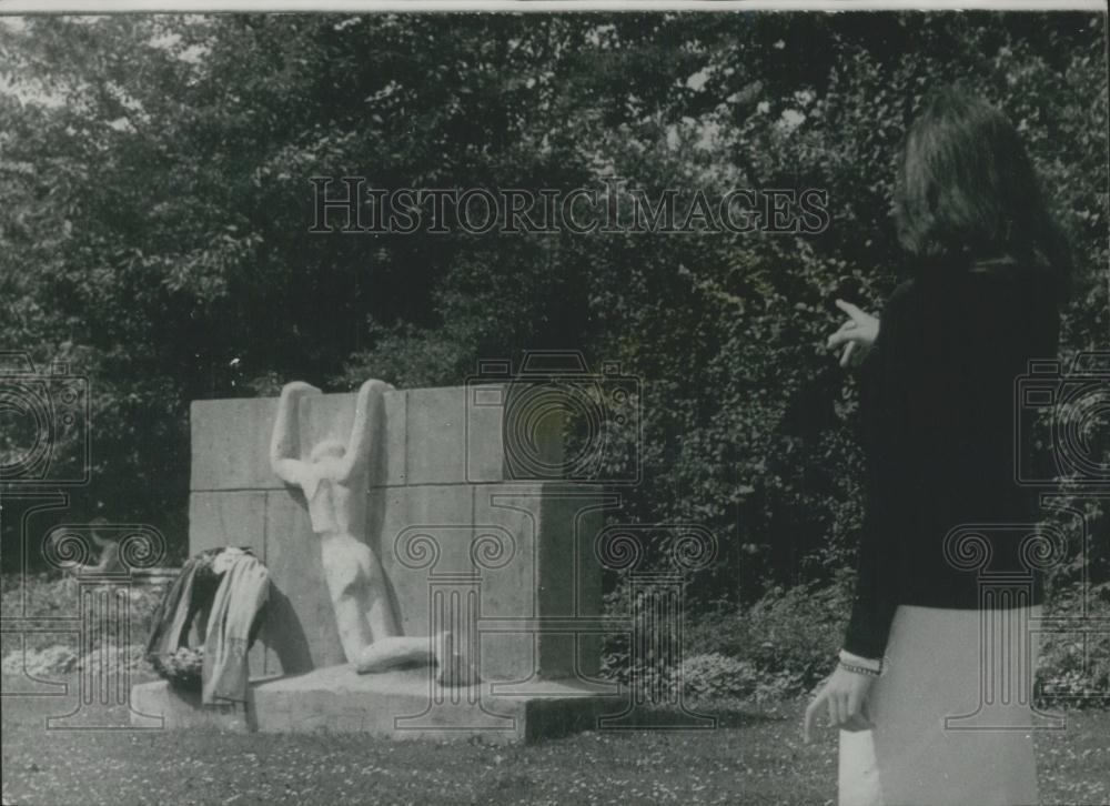 1966 Press Photo Grief at the Wall Memorial - Historic Images