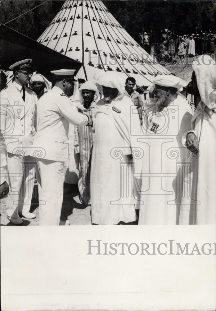 1954 Press Photo Muslim Pilgrims Meet M. Francois Lacoste Governor Morocco - Historic Images