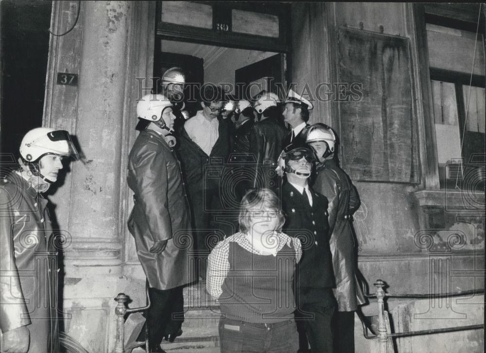 1973 Press Photo Hamburg: Police clears occupied house - Historic Images