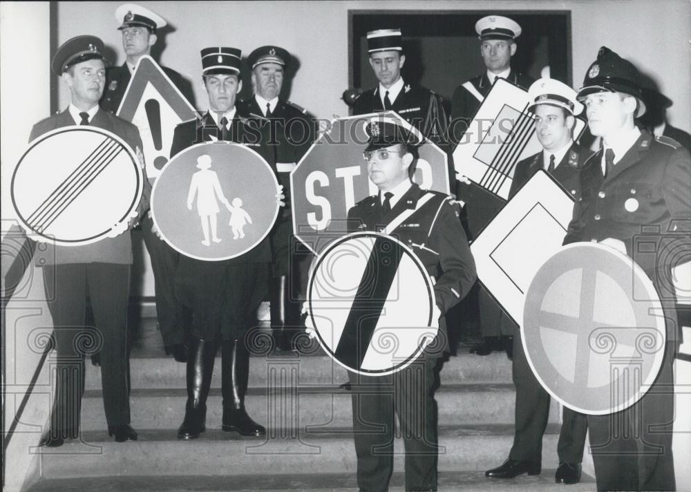 1971 Press Photo International Policemen Holding Traffic Signs For Regulations - Historic Images