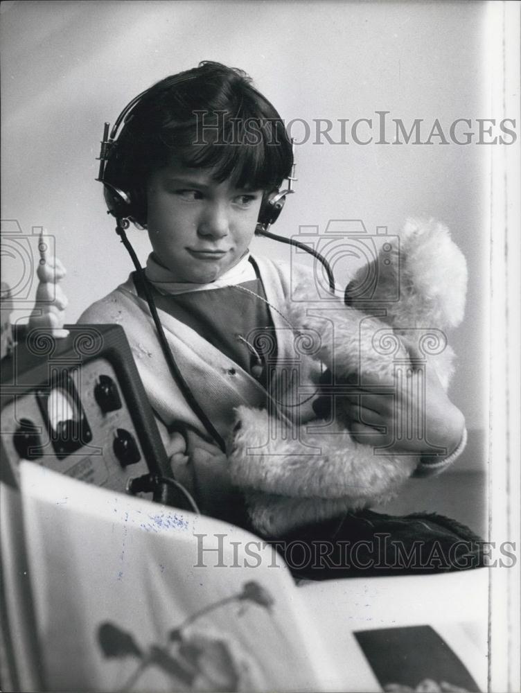 Press Photo Sharon Martin Speech Class Learning Phrase Teddy Bear - Historic Images