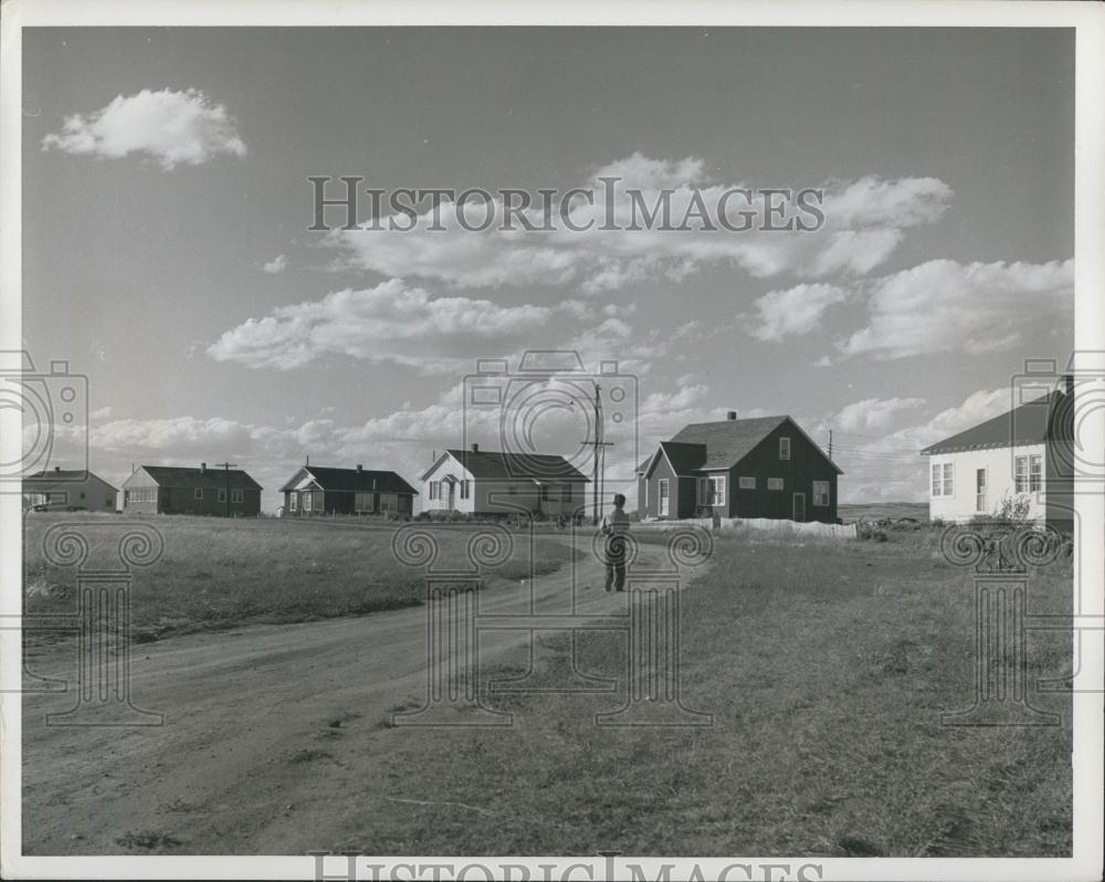 Press Photo Co-Op Farm Houses In Horseshoe Shape In Canada For Women - Historic Images