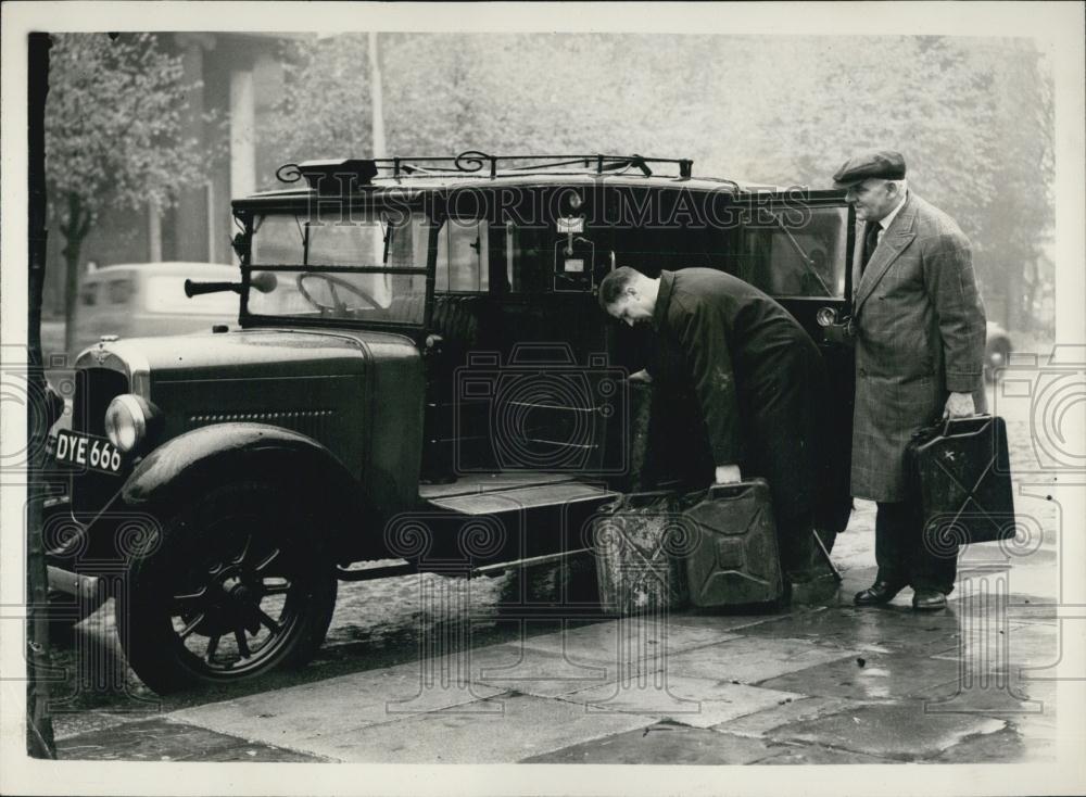 1953 Press Photo Petrol Strike Threatens to Halt London - Historic Images