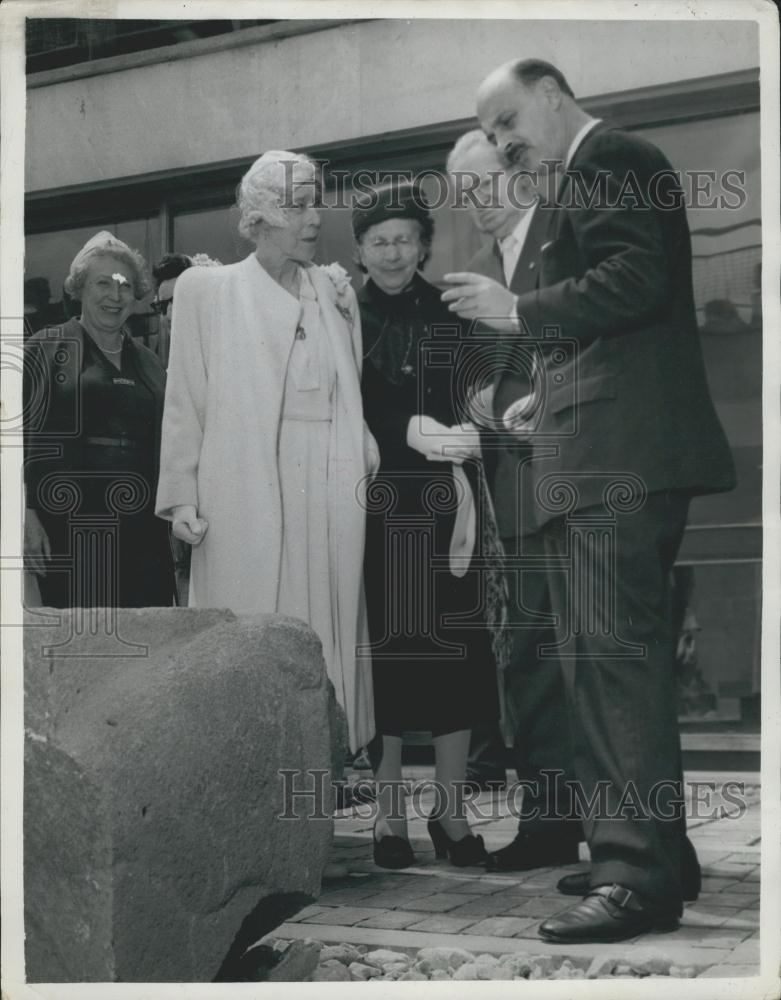 1959 Press Photo Queen Elizabeth Mrs. Rabel Ben Zwi Israel - Historic Images