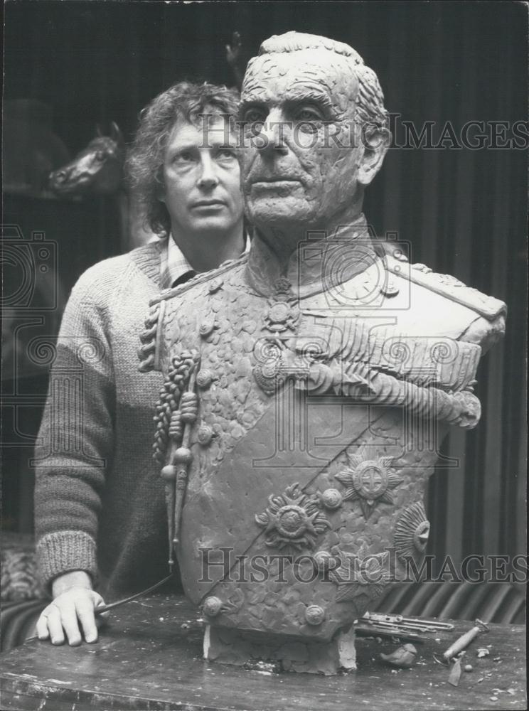 Press Photo Bronze Bust, Lord Mountbatten, culptor David Wynne - Historic Images