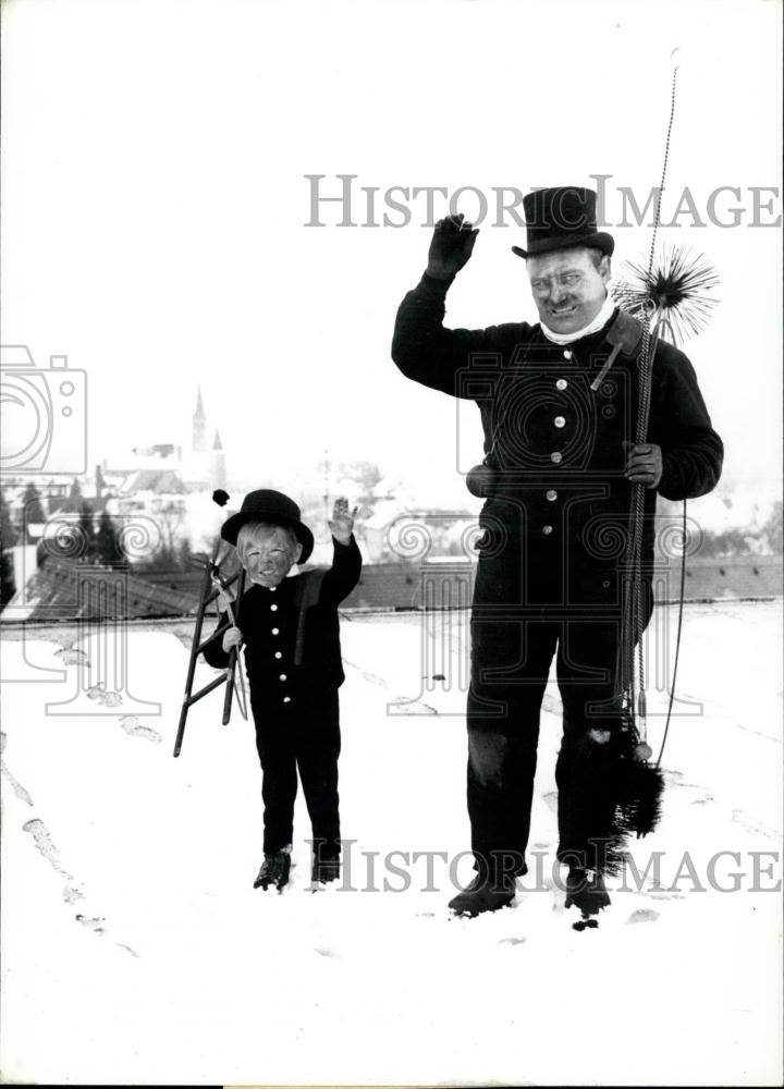 1970 Press Photo This chimney-sweep and his little friend - Historic Images
