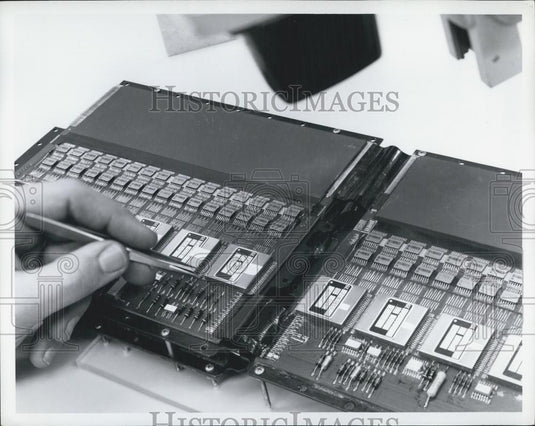 1973 Press Photo 4,000-word by 25-bit plated tungsten wire memory arrays - Historic Images