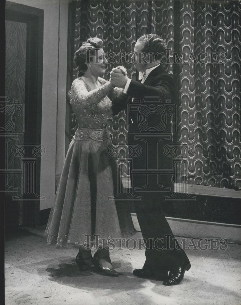 Press Photo Old-Time Dance Experts Demonstrate Their Coronation Dance - Historic Images