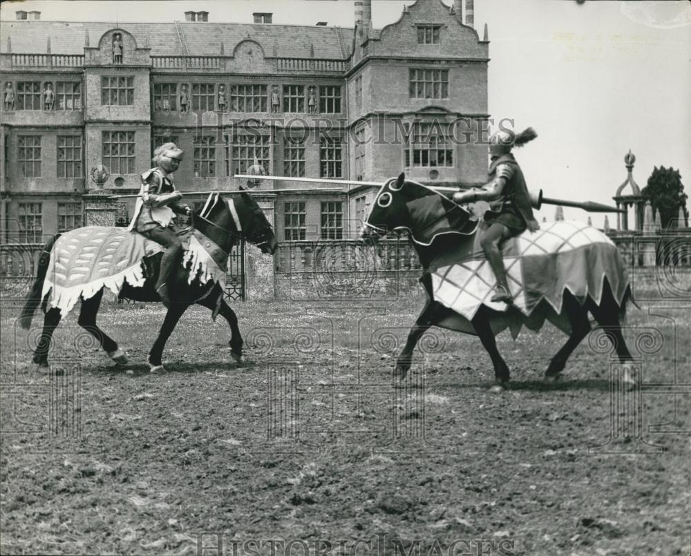 1964 Press Photo Jousting - Down In Somerset Battle-Royal - Historic Images