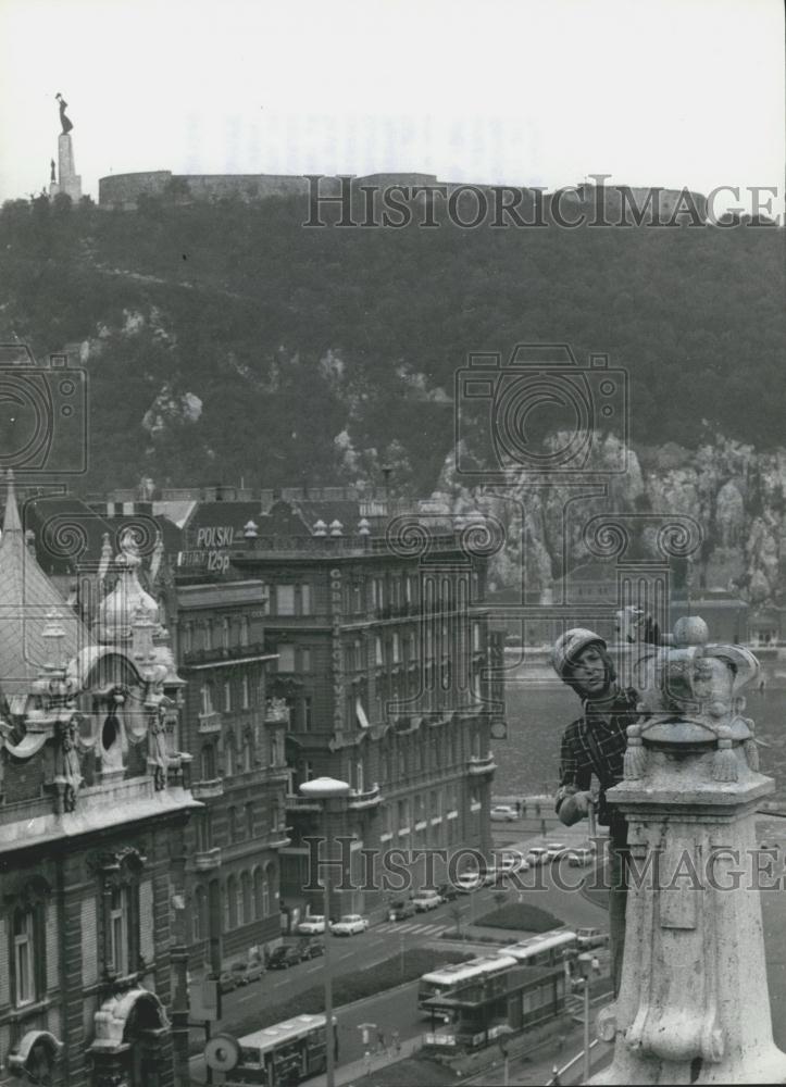 1974 Press Photo Spelaelogists At A Great Height: Budapest - Historic Images