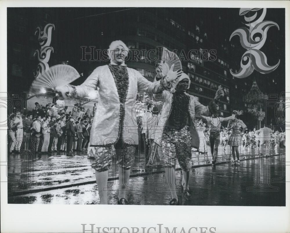 Press Photo Rio Carnival Parade At Avenida Rio Braneo - Historic Images