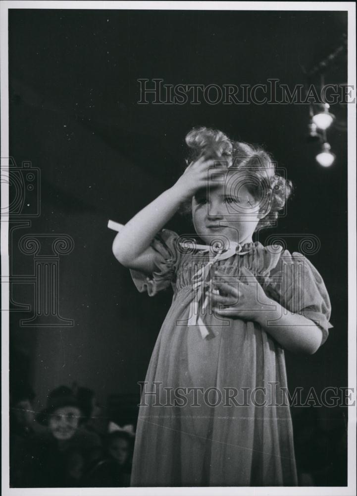 Press Photo Little Girl Looks Confused - Historic Images