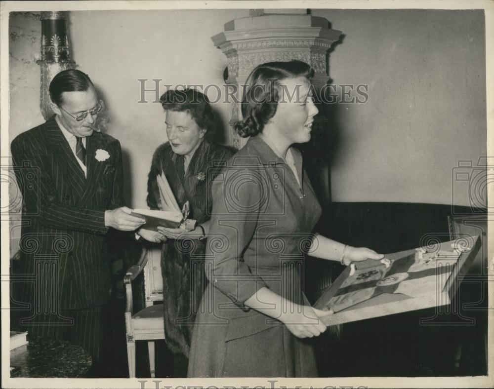 1956 Press Photo Netherlands Princess Beatrix Thanking Birthday Presents - Historic Images
