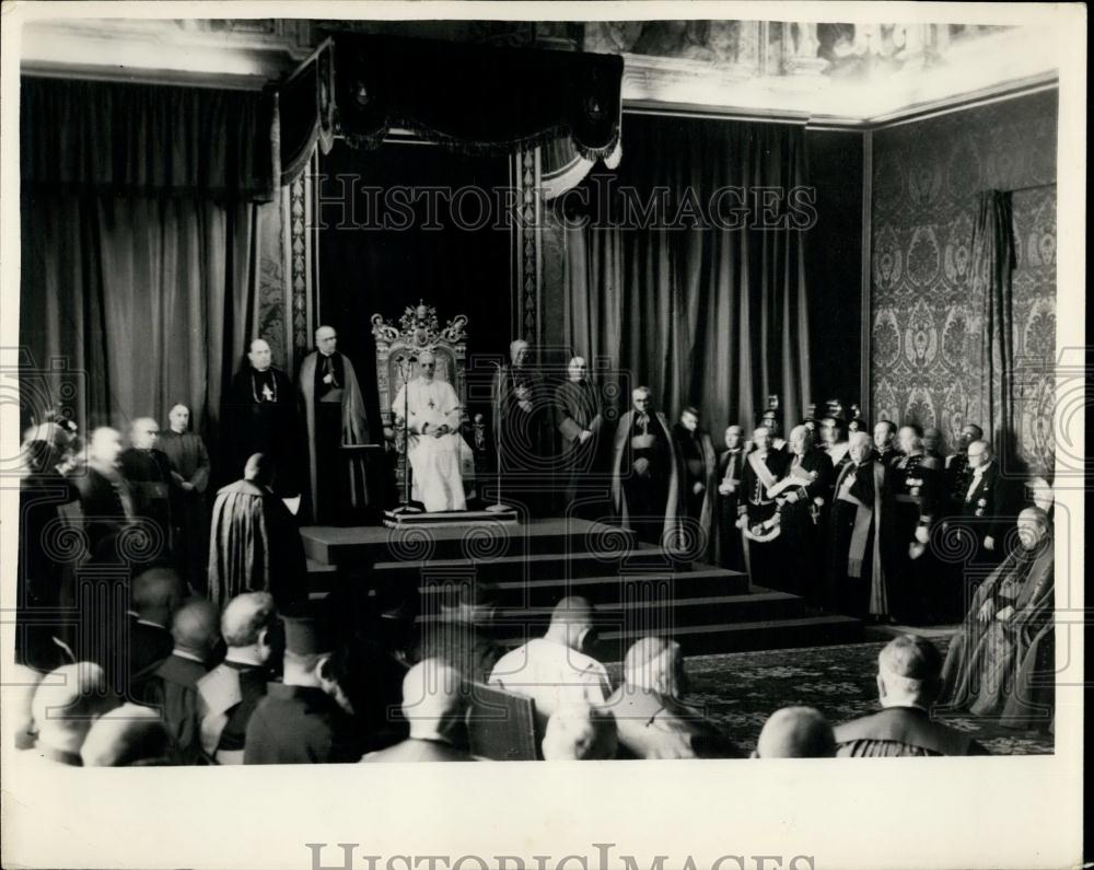 1953 Press Photo The Pope Makes His Annual Christmas Broadcast From The Vatican - Historic Images