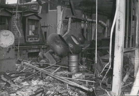 1953 Press Photo Violent Explosion In Lab In Paris 2 Dead Pfeifle Laboratories - Historic Images