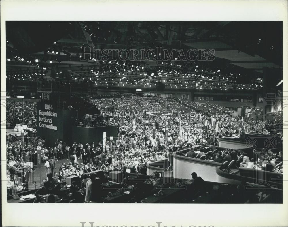 Press Photo View of Convention Floor - Historic Images