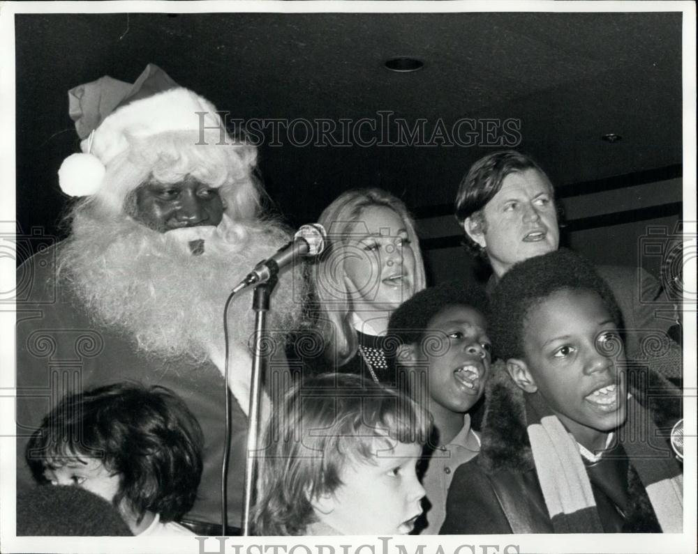 1972 Press Photo Ted & Joan Kennedy at Skating & Christmas Party for Kids - Historic Images